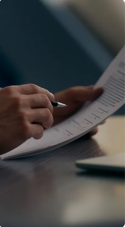 Mano con penna e documento